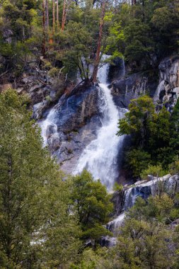 Mayıs 2023 'te Yosemite Ulusal Parkı' nda şömine deresi ve Merced Nehri yakınlarındaki şelale.