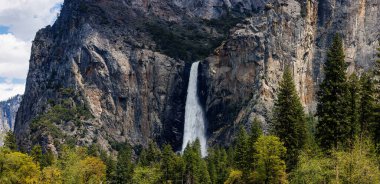 Yosemite Vadisi 'ndeki Yosemite Vadisi' nden BridalVeil Düştü Panoraması 2023 Mayıs 'ında Yosemite Ulusal Parkı' nda çekildi.