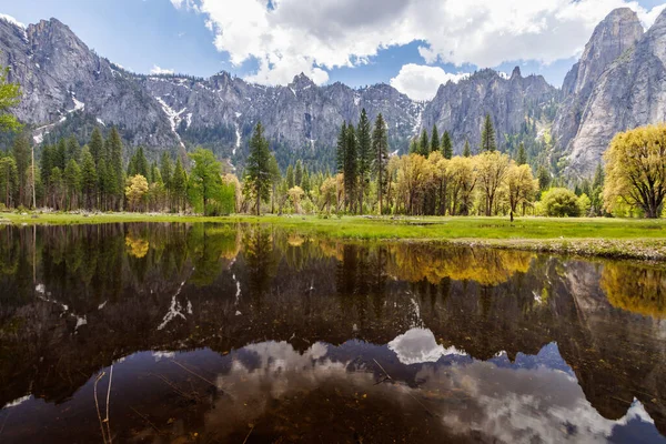 Uitzicht Bergen Reflecteren Overstromingswater Vijver Van Northside Drive Yosemite Valley — Stockfoto