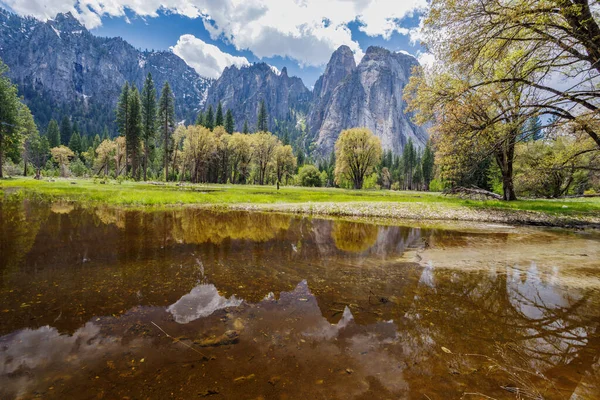 View Mountains Reflecting Flood Water Pond Northside Drive Yosemite Valley — Stock Photo, Image
