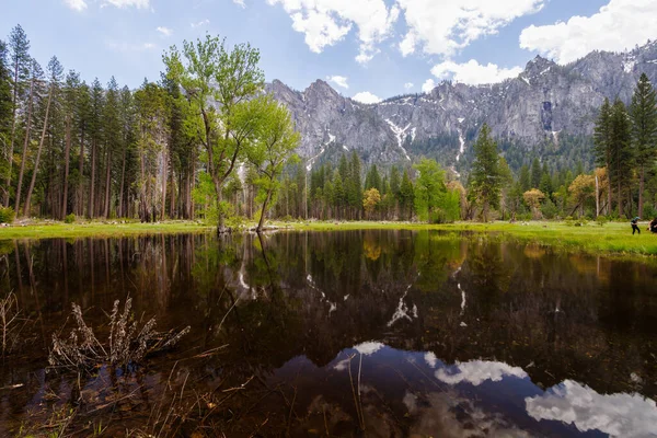 View Mountains Reflecting Flood Water Pond Northside Drive Yosemite Valley — Stock Photo, Image