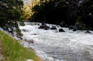 2023 baharında Yosemite Ulusal Parkı 'ndaki Arch Rock Girişinde eriyen kardan Merced Nehri