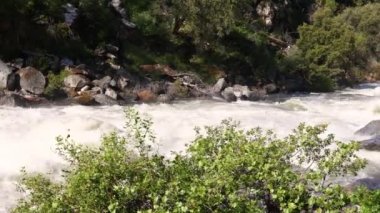 Yosemite Vadisi, Yosemite Ulusal Parkı, Kaliforniya, ABD 'deki Merced Nehri' ni sular altında bıraktı.