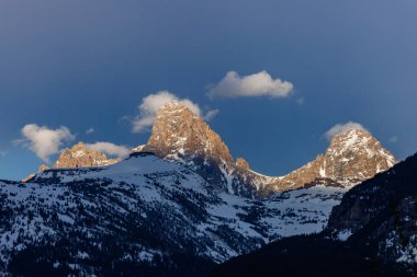 Bahar aylarında dağın batı tarafından çekilen Teton dağlarının karla kaplı görüntüsü