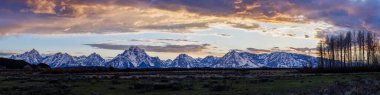 ABD 'nin Wyoming eyaletindeki Grand Teton Ulusal Parkı' nda yoğun bulut örtüsüyle kaplı Teton Dağı Panoraması karla kaplandı.  