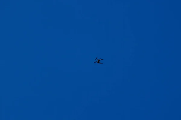 Drone Avec Une Caméra Volant Dans Les Airs Une Distance — Photo