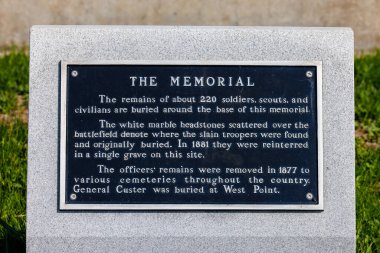 Little Bighorn Savaş Alanı, MT, ABD - 19 Mayıs 2023: 7. Süvari alayının askerlerinin Little Bighorn Savaşı 'ndan sonra toplu mezara gömüldükleri Son Direniş Tepesi' ndeki anıt.