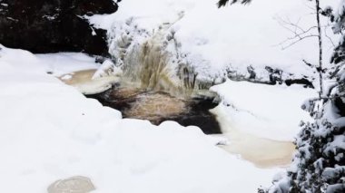 Douglas County Wisconsin 'deki Amnicon Falls Eyalet Parkı' nda kışın taze karla kaplı Amnicon Nehri ve şelaleleri dondurulmuş.