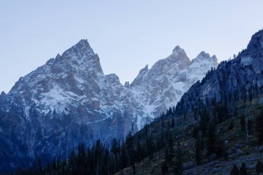 Grand Teton Ulusal Parkı 'ndaki Katedral Grubu dağlarında sonbaharda kar yağar.