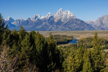Ansel Adams 'ın 1942' de Grand Teton Ulusal Parkı 'nda fotoğrafını çektiği Yılan Nehri' ne bakan görüntü.