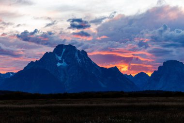 Grand Teton Ulusal Parkı 'nda Moran Dağı' nın renkli günbatımı