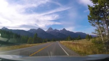 Grand Teton Ulusal Parkı 'ndaki Katedral Grubu dağları manzaralı Teton Park yolunda kuzeye doğru gidiyor.