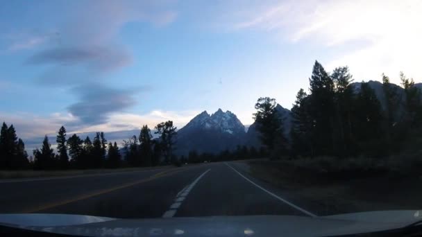 グランドテトン国立公園ワイオミングのテトン山脈を望むジェニー湖の道路で南下ドライブ — ストック動画