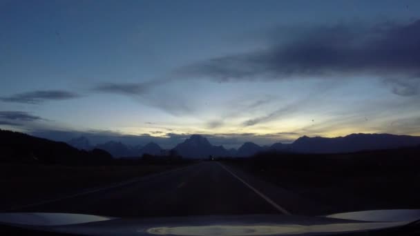 モラン ワイオミング近くの夕暮れの間 モラン山とテトン山に向かってドライブ — ストック動画