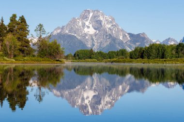 Grand Teton Ulusal Parkı, Jackson Hole, Wyoming 'deki Oxbow Bend' deki Moran Dağı ve Yılan Nehri..