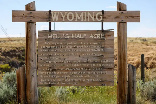 Powder River, WY, ABD - 5 Temmuz 2024 Wyoming 'de Cehennem Yarım Dönüm' ü açıklayan tahta tabela