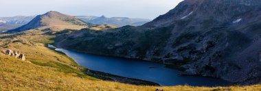 Yazın Wyoming 'de Beartooth Otobanı' ndaki Gardner Gölü manzaralı Panorama..