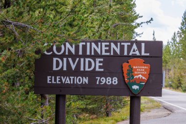 Yellowstone Ulusal Parkı, WY, ABD - 15 Ağustos 2024: Yellowstone Ulusal Parkı Kıtasal Bölünme tabelası.  
