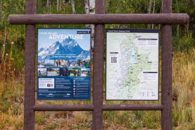 Moran, WY, ABD - 17 Ağustos 2024: Yazın Wyoming Grand Teton Ulusal Parkı 'nda bilgi işareti