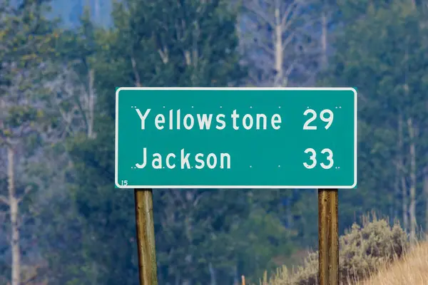 Moran Wyoming yakınlarındaki yol tabelası Yellowstone Ulusal Parkı ve Jackson Wyoming 'e kilometrelerce mesafede.. 