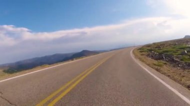 Beartooth Otoyolu, ABD 'nin 212 no' lu güzergahında, Wyoming, ABD 'deki dağ zirvesinin yakınında.