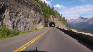 Buzul Ulusal Parkı, Montana, ABD 'deki Güneşe Giden Yol' dan doğu tüneline doğru gidiyorum.