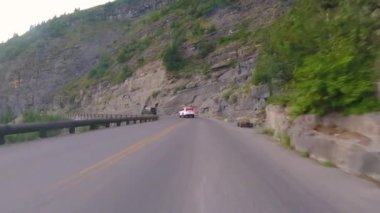 Yaz mevsiminde, Montana 'daki Buzul Ulusal Parkı' nda, Güneşe Giden Yol 'da takip edilen araçlar