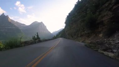 Yaz mevsiminde Montana, ABD 'deki Buzul Ulusal Parkı' nda Ağlayan Duvar 'ın önünden geçerken