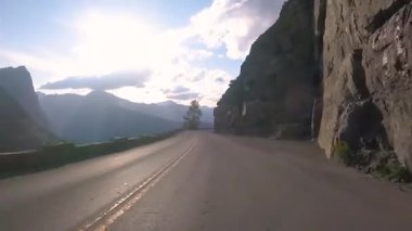 Yaz mevsiminde Montana 'daki Buzul Ulusal Parkı' nda Güneşe Giden Yol 'da keskin virajlar alıyor.