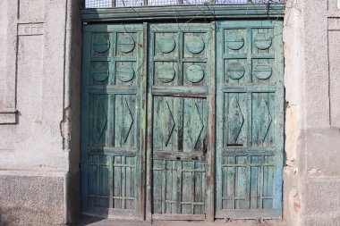 Eski bir binanın ahşap kapısı