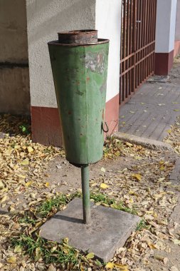 Sokaktaki eski tarz çöp kutusu.