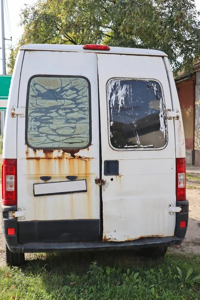 Eski Bir Minibüsün Arka Tarafında — Stok fotoğraf
