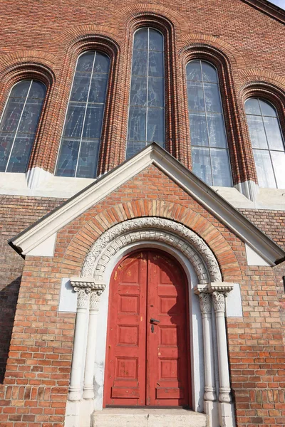 デブレツェンのギリシャカトリック教会の扉と窓 — ストック写真