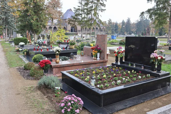 Grabsteine Auf Dem Öffentlichen Friedhof — Stockfoto