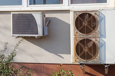 Ofis binasının duvarında klima var.