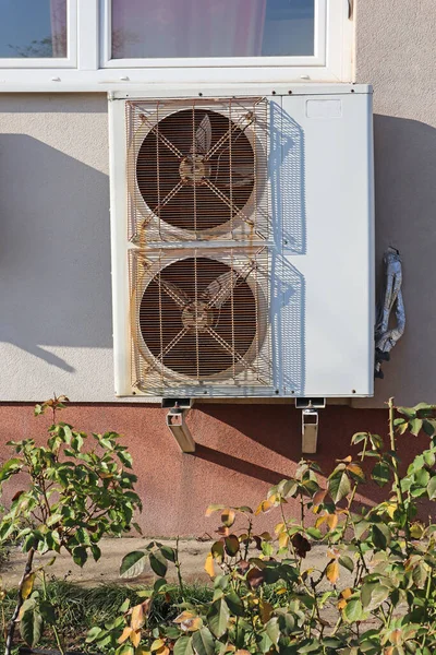 Légkondicionáló Irodaház Falán — Stock Fotó