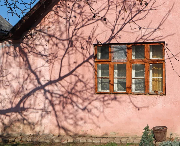 Ventana Una Casa Vieja Con Sombra Árbol — Foto de Stock