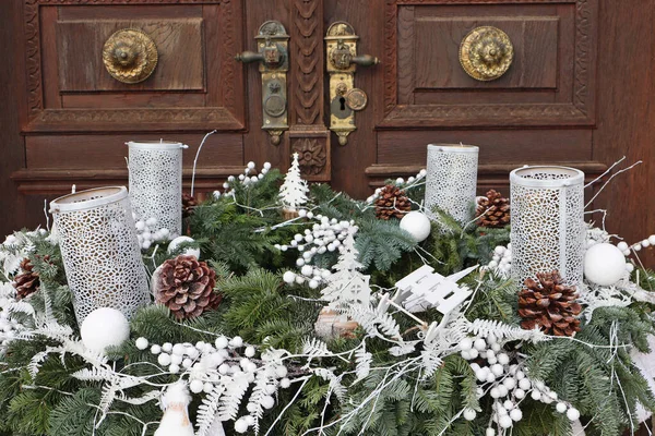 Рождественские Украшения Свечами Перед Церковной Дверью — стоковое фото