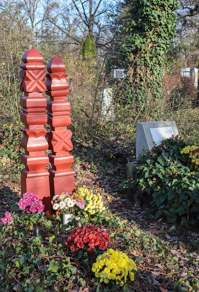 Holzgrabsteine Auf Dem Öffentlichen Friedhof — Stockfoto