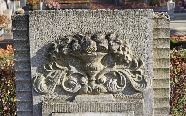 Blumenmuster Auf Einem Grabstein Auf Dem Öffentlichen Friedhof — Stockfoto