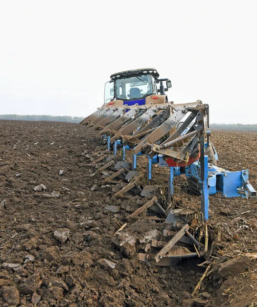 耕作农田的拖拉机 — 图库照片
