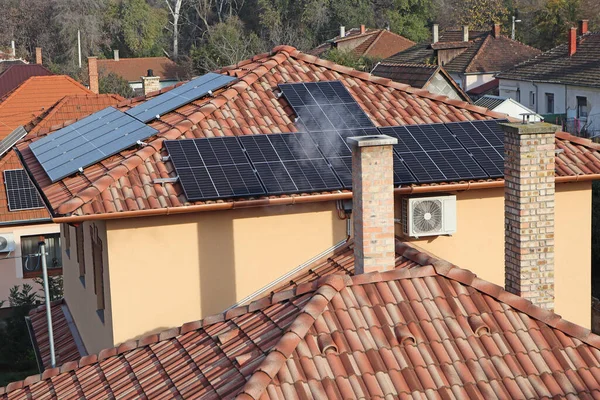 房屋屋顶上的太阳能电池板 — 图库照片