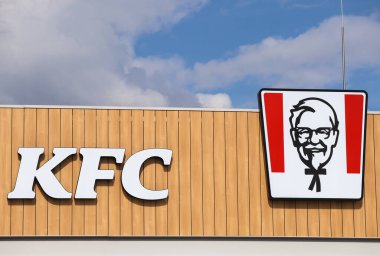 Restoranın girişinde KFC işareti var.