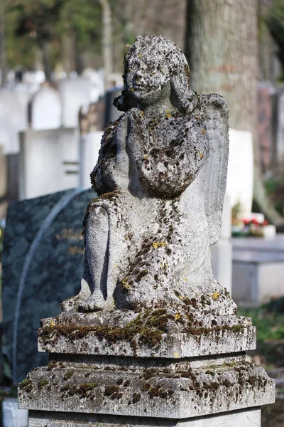 Statua Statuetta Angelo Una Tomba Nel Cimitero Pubblico — Foto Stock