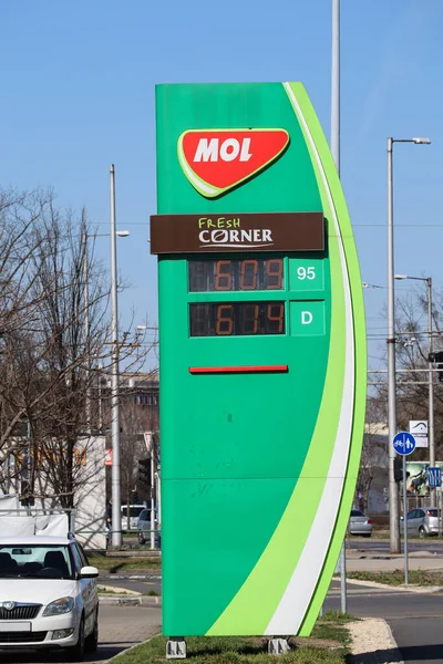 Mol Benzinkút Pólus Árakkal — Stock Fotó