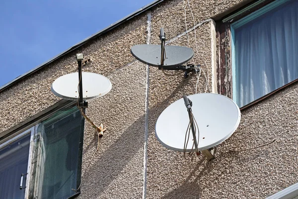 Bir Apartmanın Duvarında Parabolik Antenler — Stok fotoğraf