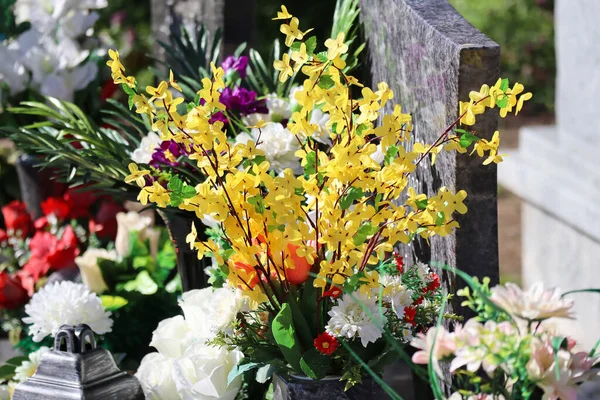 Flores Artificiais Lápide Cemitério Público — Fotografia de Stock
