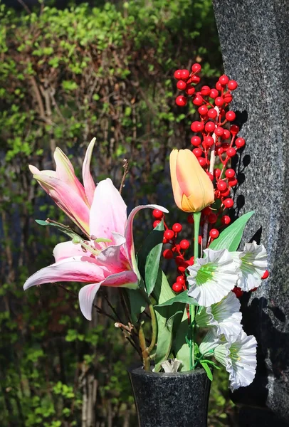 Искусственные Цветы Надгробии Общественном Кладбище — стоковое фото