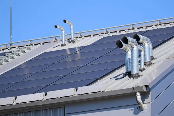 Endüstriyel Bir Binanın Tepesindeki Metal Bacalar Güneş Panelleri — Stok fotoğraf