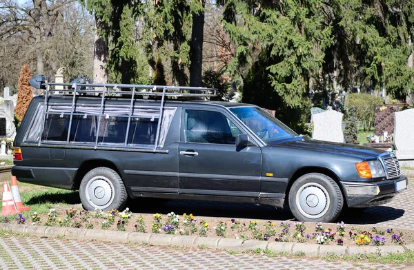 Cenaze Arabası Mezarlıkta Bekliyor — Stok fotoğraf
